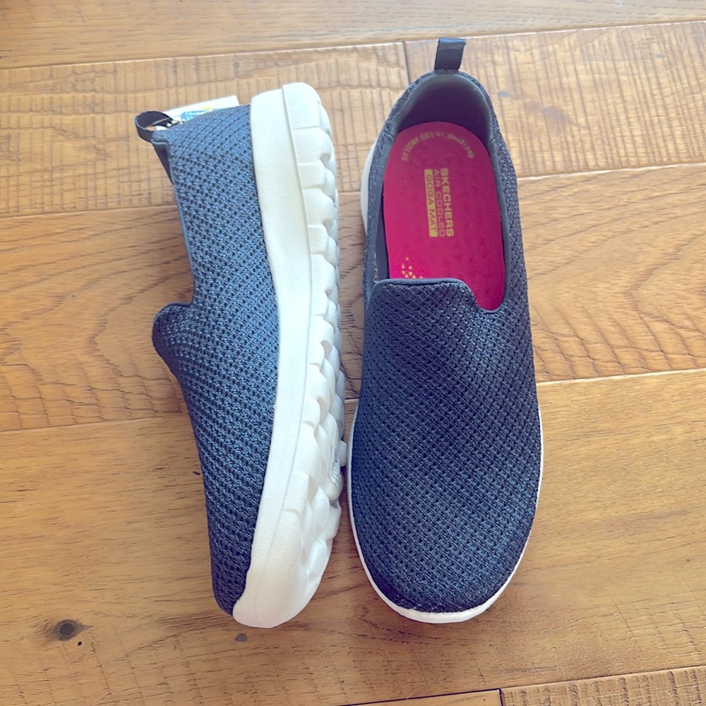 NWT Skechers Go Walk